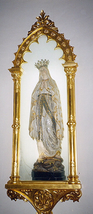 Ritratt - Fr. Jonathan Farrugia        Statwa tal-Madonna ta' Lourdes